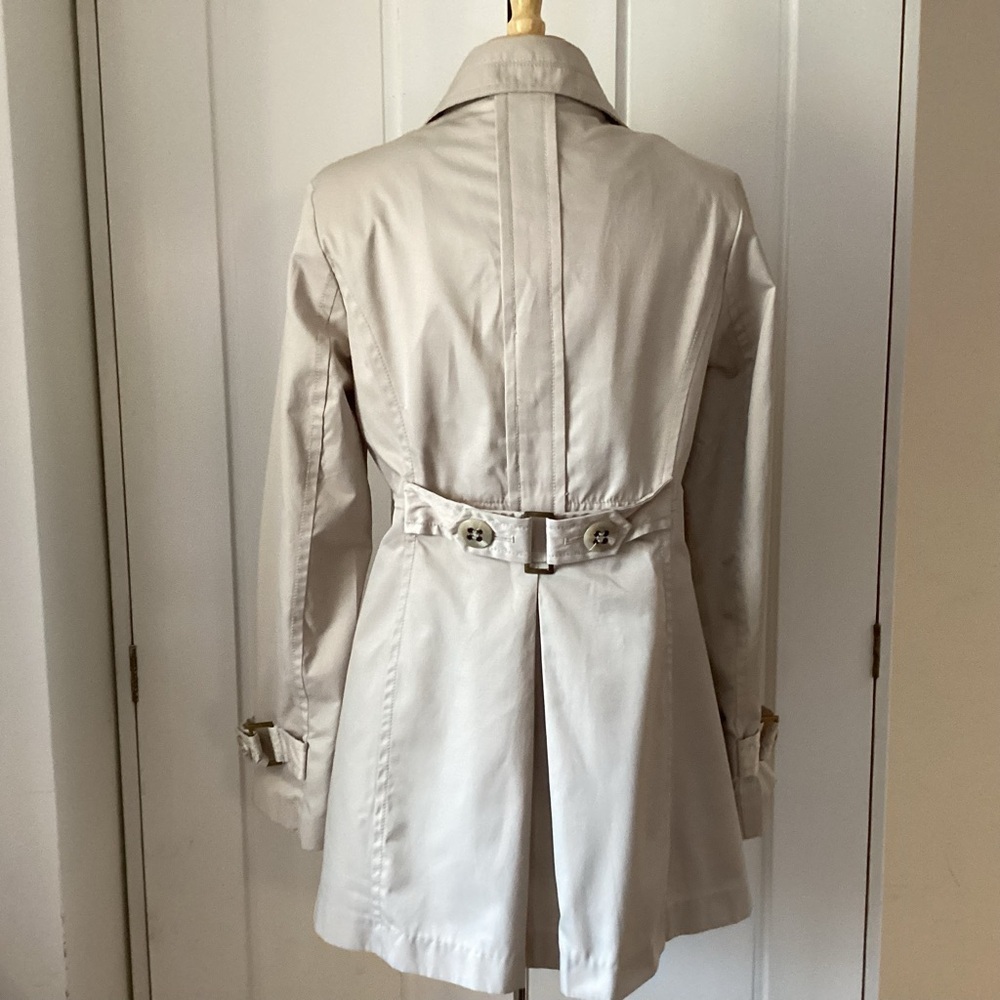Jones New York princess cut back/cuff belt lined concealed button rain trench M - Picture 5 of 12